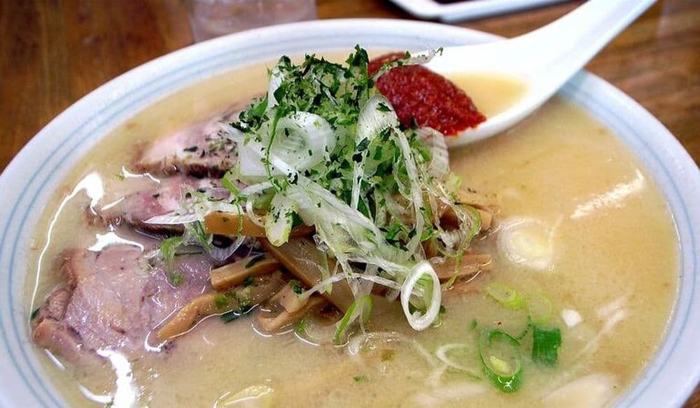  Akayu Karamiso Ramen mit der Miso-Knoblauch-Chili-Kugel als Topping. Quelle: Wikimedia