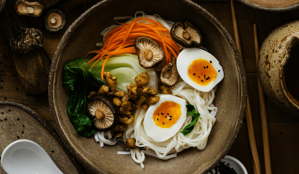 Ei, Pilze und Gemüse auf Ramen-Nudeln