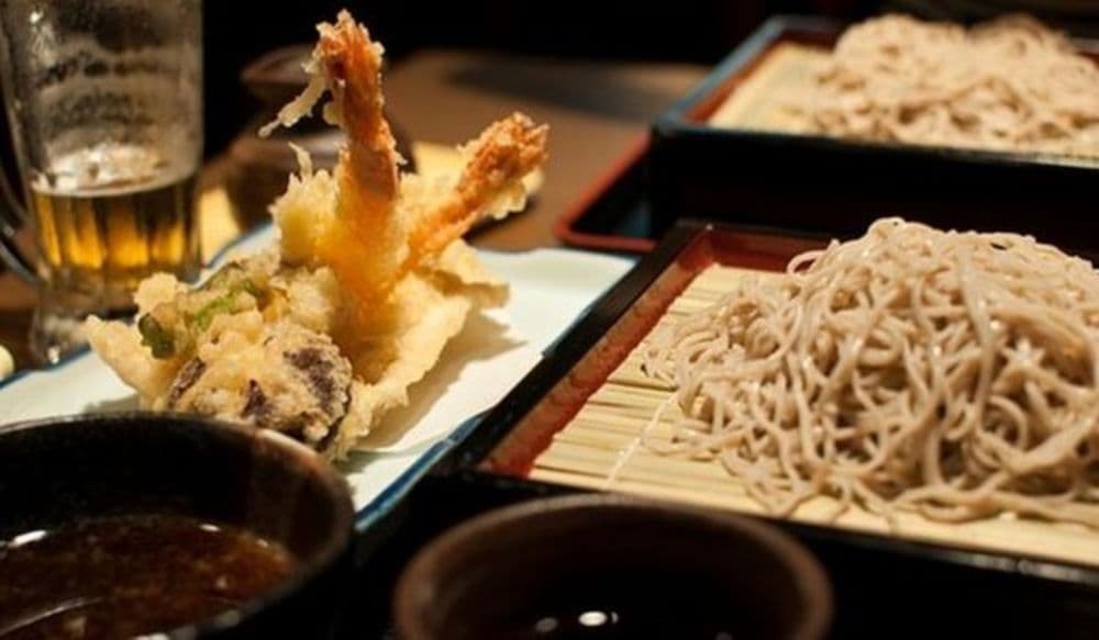 Tempura und Soba als eine ausgewogene, schmackhafte Mahlzeit - Flickr: Yu Morita