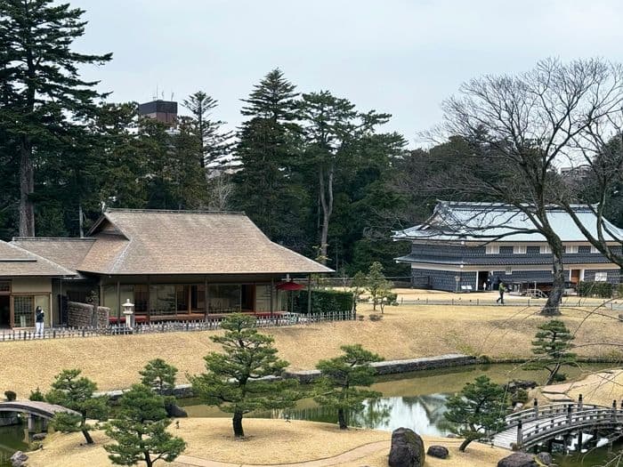 Kenrokuen garden tea house