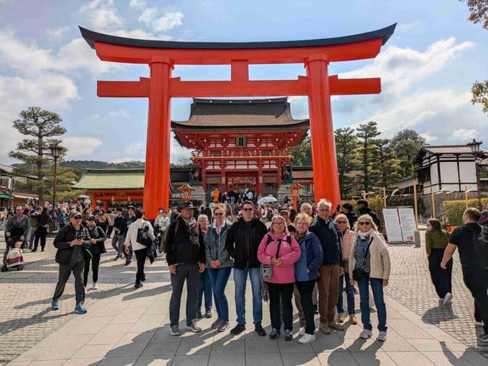 Das erste der tausend roten Tore